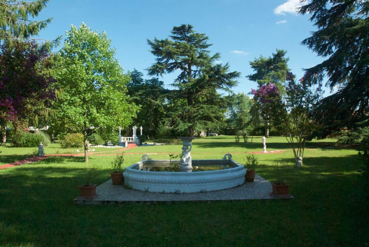 Le Clos Des Cedres B&B Ла Рошфуко Екстериор снимка